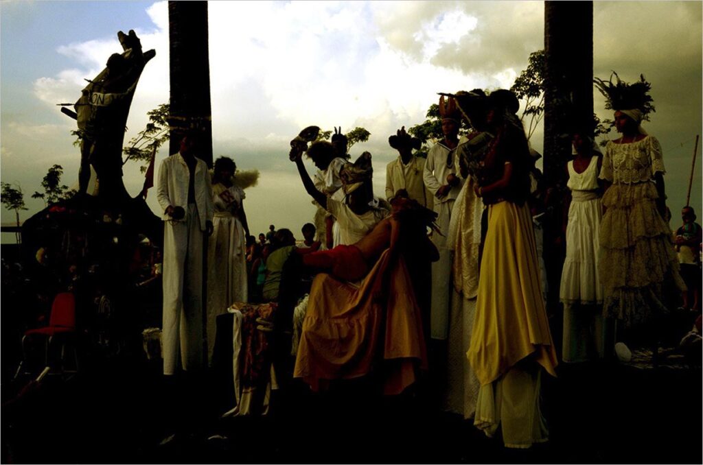 Homens e mulheres em pernas de pau representam cenas como Jesus nos braços de Maria e a morte de São Sebastião. Foto: Marco Antônio Rocha Pimentel