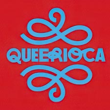 Design vibrante 'QUEERIOCA' em azul claro com arabescos simétricos, centralizado em fundo vermelho.