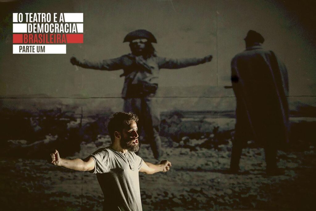 Um homem de barba está de pé com os braços estendidos, agindo apaixonadamente em frente a uma imagem projetada que mostra duas figuras - uma voltada para a frente com os braços abertos como o primeiro homem, vestido roupa de cangaceiro e outra vista por trás - em meio a uma cena dramática de conflito armado. Foto: Carlos Gomes