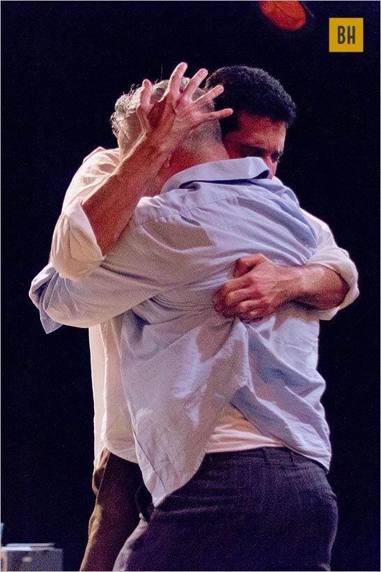 Na imagem, dois homens se abraçam intensamente. Foto: Ramon Brant