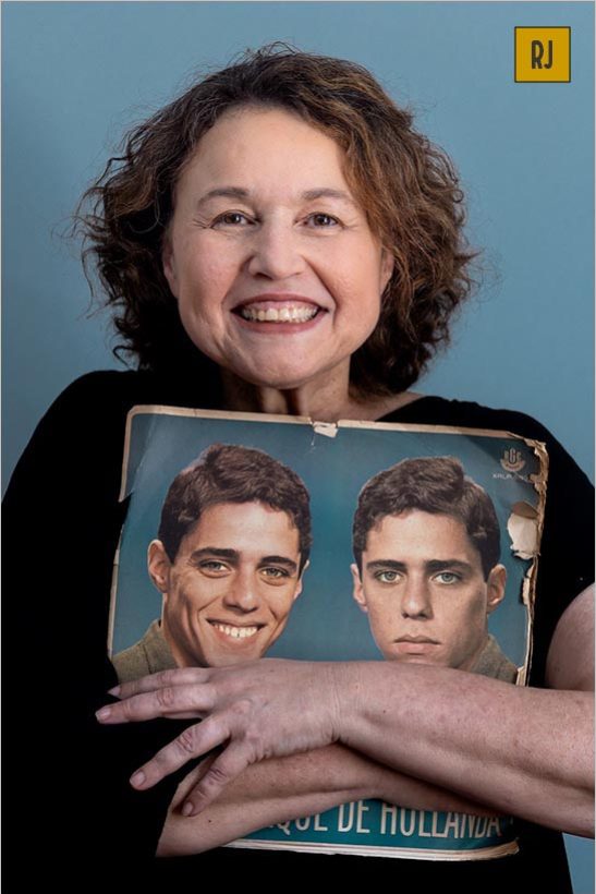 A foto mostra a atriz abraçada à capa de um disco de Chico Buarque. Foto: Renato Mangolin