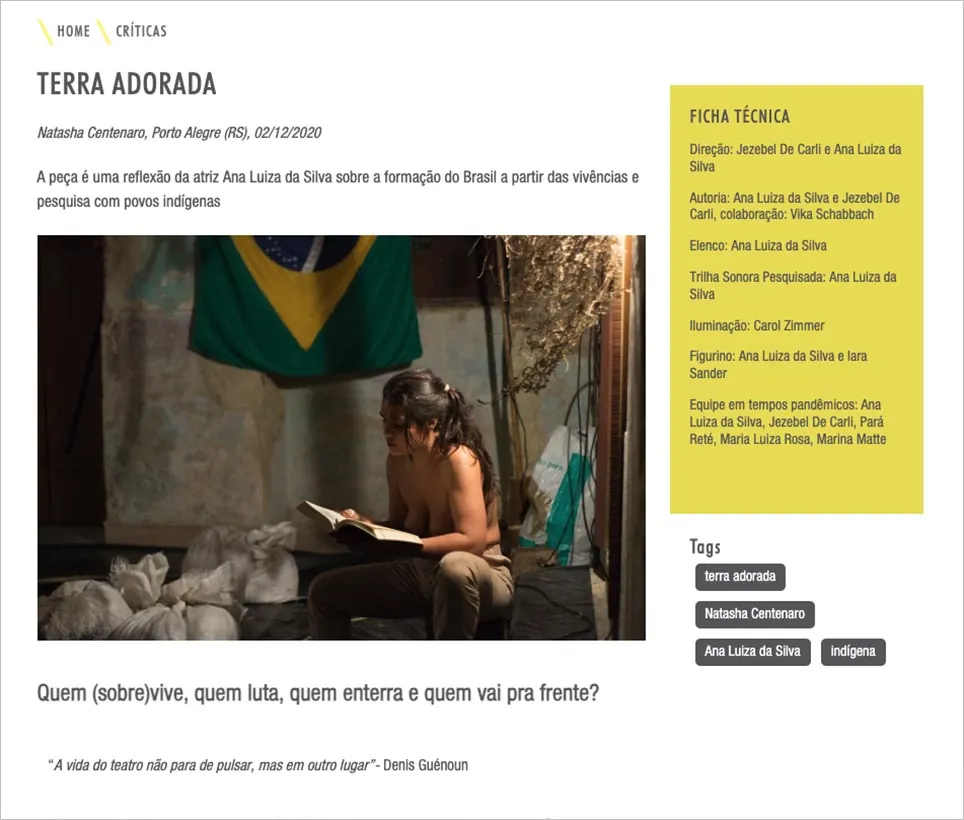 Uma mulher está sentada em uma cama com um caderno, em um quarto com uma bandeira do Brasil na parede. Há sacos brancos no chão. O texto à esquerda cita a peça teatral Terra adorada. Uma seção de Ficha Técnica detalha a equipe de produção.