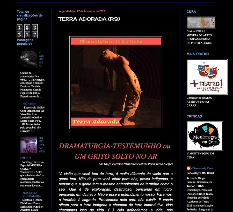 Um homem no palco posa dramaticamente sob iluminação fraca. O layout do site inclui várias seções com textos sobre críticas de teatro, eventos e links para redes sociais. O fundo é preto, com texto branco e colorido.