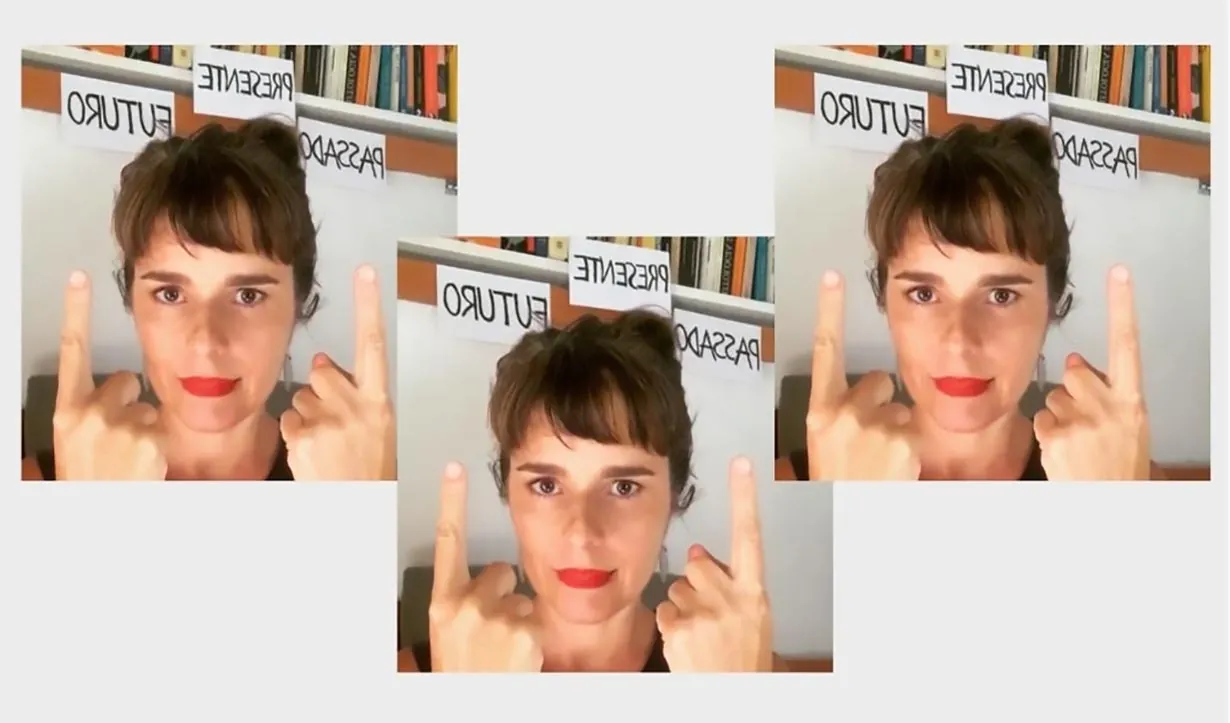 Uma pessoa com cabelo curto e batom vermelho está parada em frente a um quadro branco com as palavras PRESENTE, PASSADO e FUTURO escritas nele. Ela aponta com seus dedos indicadores para cima. A imagem é repetida três vezes em um formato de colagem.