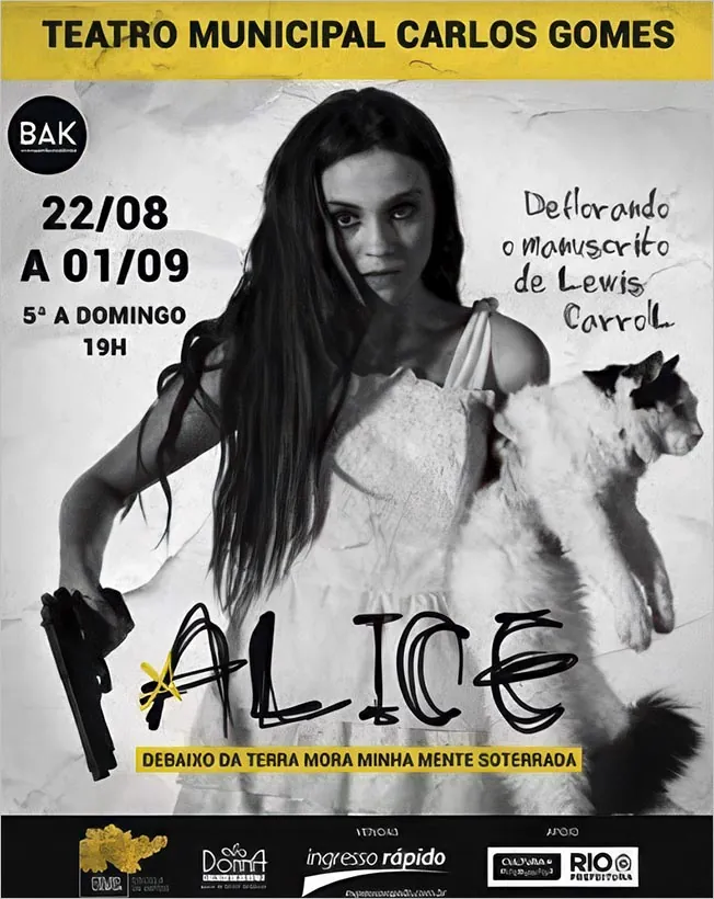 Cartaz de uma peça teatral com uma mulher de longos cabelos escuros segurando um gato branco e um revolver. O texto inclui datas, local (Teatro Municipal Carlos Gomes) e o título Alice com letra estilizada.
