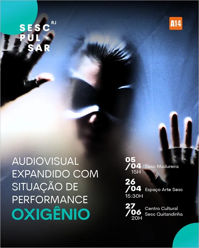 Uma pessoa usando óculos escuros e luvas pressiona contra um vidro embaçado ou fosco. A imagem fica borrada, criando uma atmosfera misteriosa e abstrata, com iluminação suave projetando sombras na superfície. Um texto sobreposto à foto informa os dias horários e locias das apresentações. Foto da arte: Desiree Koppke