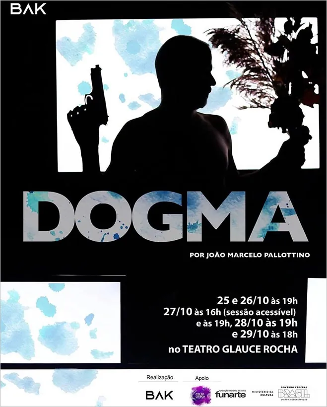 O pôster da peça DOGMA mostra a silhueta de uma pessoa segurando um buquê e uma arma contra um fundo branco com respingos de tinta azul. As datas, horários e locais do evento estão disponíveis abaixo.