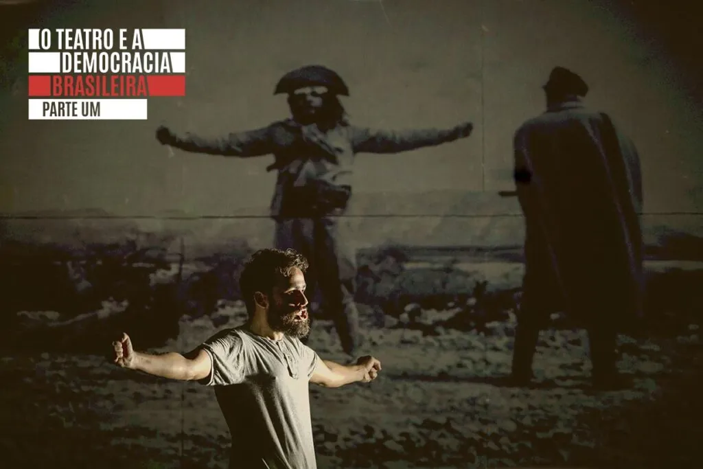 Um homem de barba está de pé com os braços estendidos, agindo apaixonadamente em frente a uma imagem projetada que mostra duas figuras - uma voltada para a frente com os braços abertos como o primeiro homem, vestido roupa de cangaceiro e outra vista por trás - em meio a uma cena dramática de conflito armado. Foto: Carlos Gomes