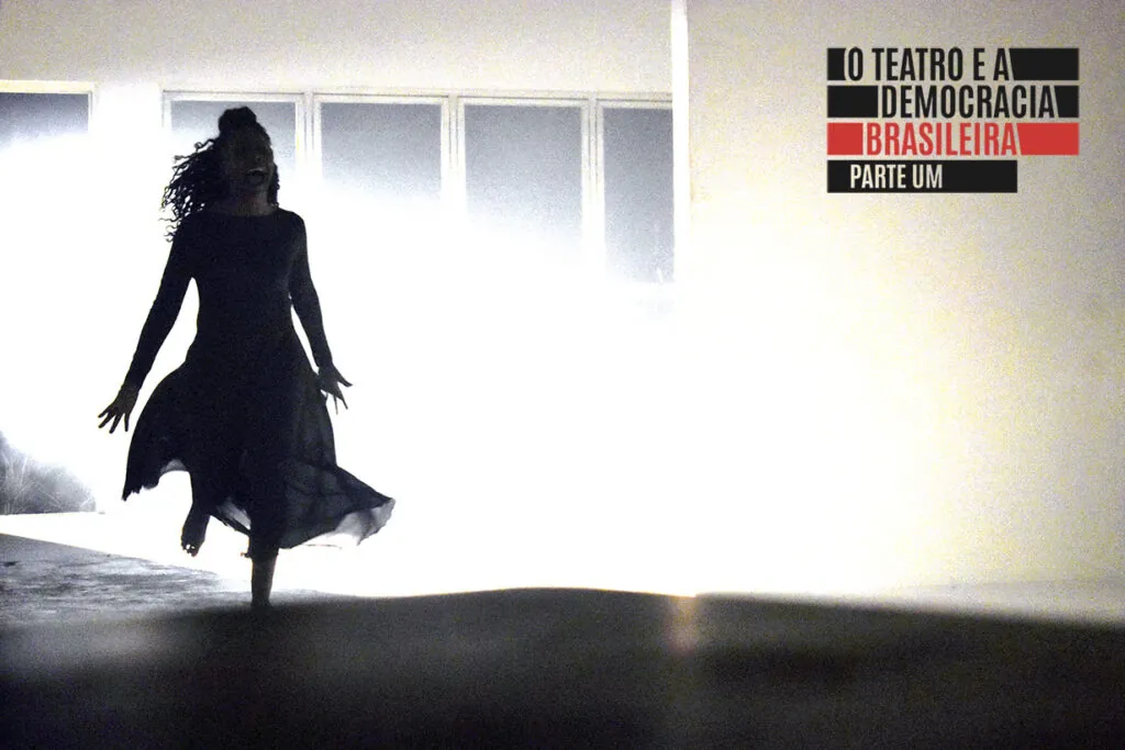 Uma pessoa com um vestido escuro esvoaçante corre em direção à câmera, em silhueta contra uma luz branca brilhante com janelas ao fundo. Foto: Regina Peduzzi Protskof