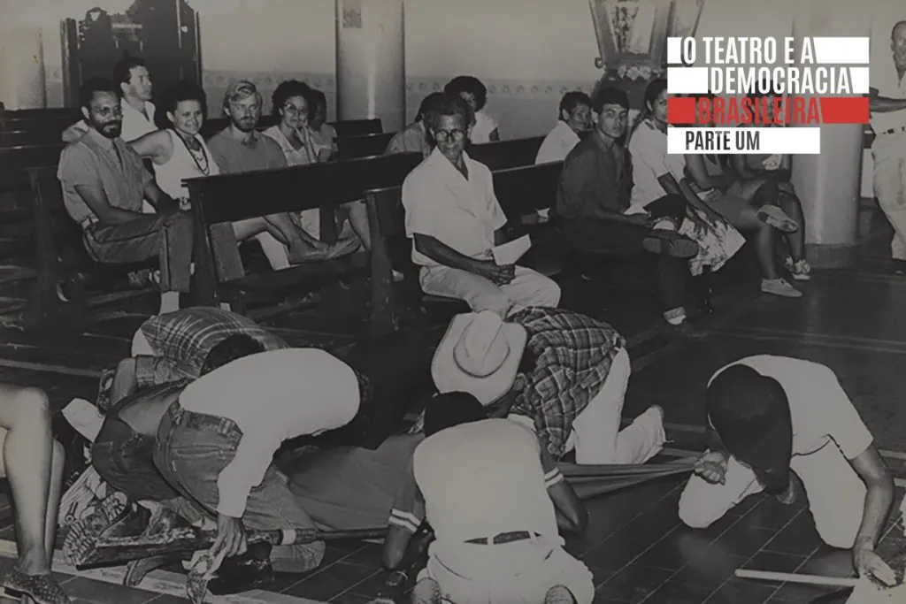 Um grupo de pessoas se ajoelha e se reúne em torno de alguém deitado no chão em uma igreja, enquanto outros se sentam em bancos para observar com várias expressões de preocupação e curiosidade.